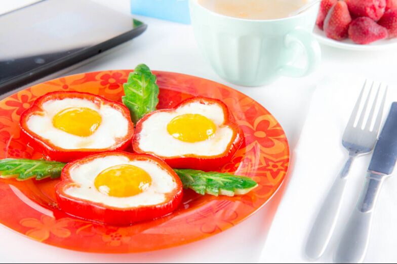 Ouă prăjite în ardei gras - un fel de mâncare consistentă în meniul dietetic cu ouă
