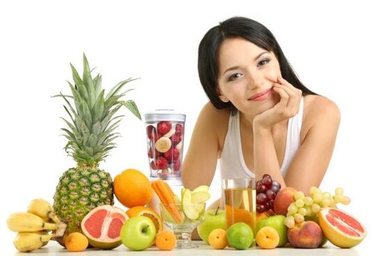 fată care pregătește smoothie cu fructe pentru pierderea în greutate