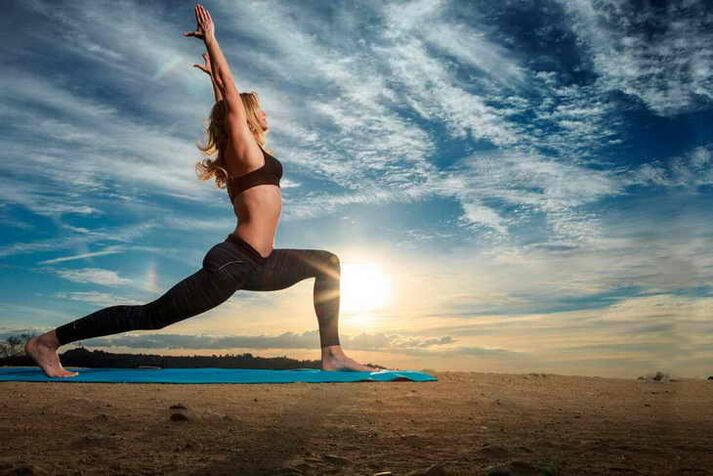 Femeie care face yoga
